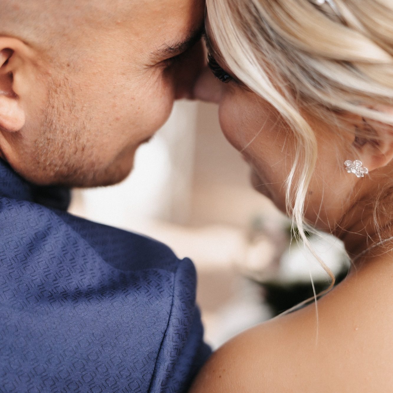 Ein Paar, das sich nahe ist, lächelt einander an. 